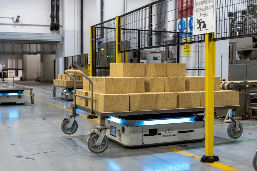 在701制曲車間，運輸機器人等智能化設備已實現(xiàn)規(guī)?；瘧?。王哲攝