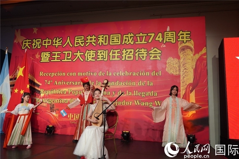 圖為招待會現(xiàn)場中國傳統(tǒng)樂器演奏和舞蹈展示。人民網(wǎng)記者 許放攝