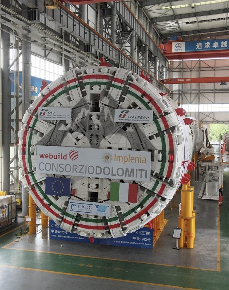 圖為中鐵裝備集團盾構總裝車間。人民網(wǎng)記者 唐宋攝