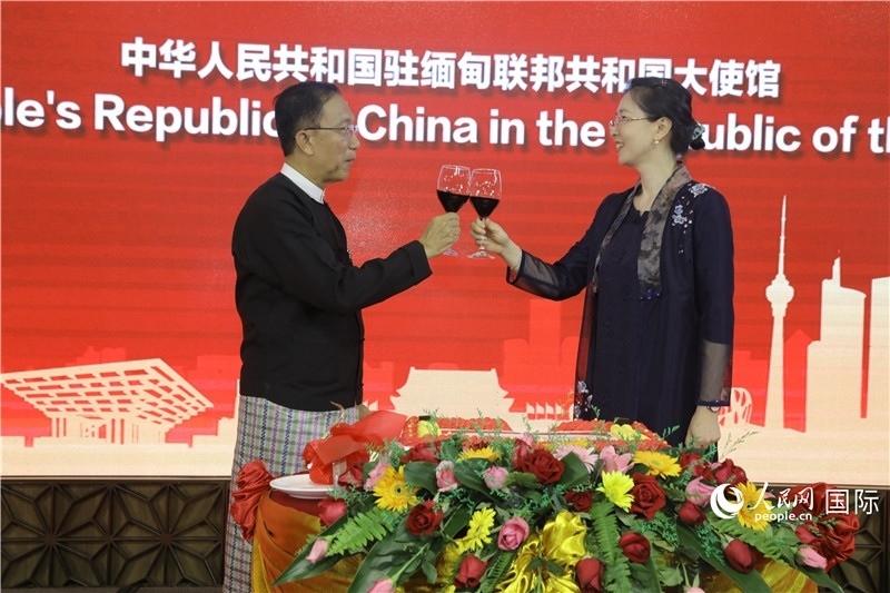 圖為曹靜臨時代辦與溫欣副總理祝酒。人民網(wǎng)記者 謝佳君攝