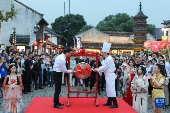 9月27日拍攝的2023年南翔國潮大會(huì)暨第十七屆上海南翔小籠文化展開幕儀式現(xiàn)場(chǎng)。