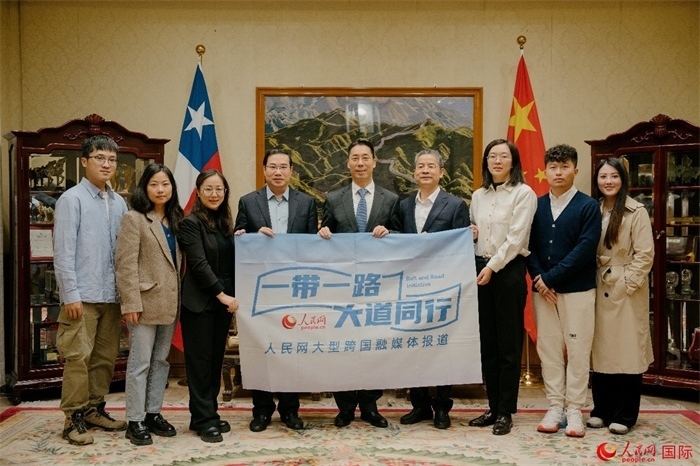 牛清報(bào)大使（中）與人民網(wǎng)、人民日報(bào)社記者合影。 人民網(wǎng)記者 張若涵攝