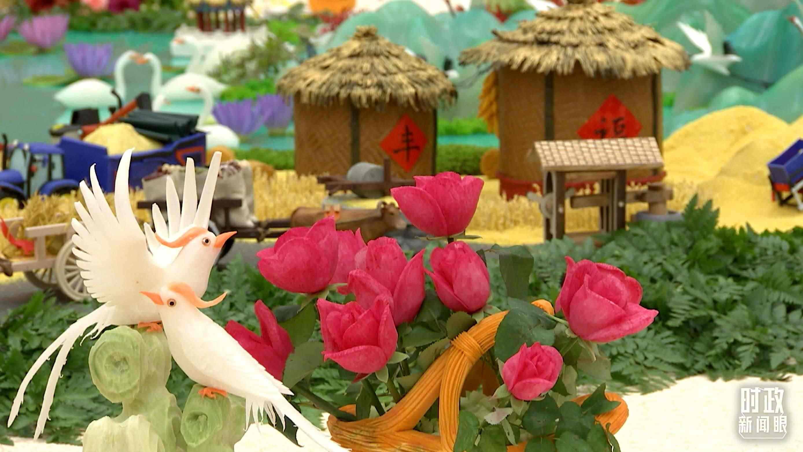 △宴會(huì)廳內(nèi)，節(jié)日氛圍濃郁。