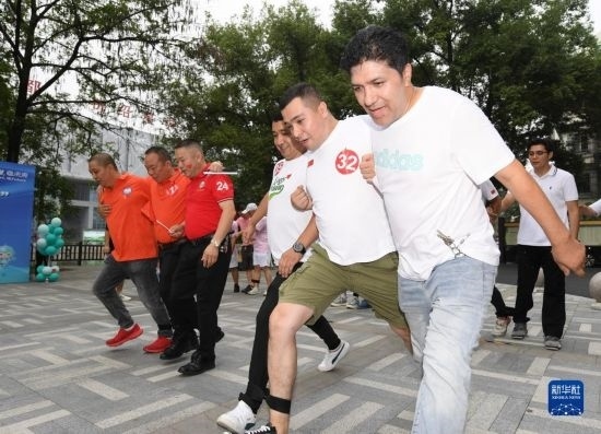 9月28日，在柯橋柯亭社區(qū)，各民族居民參加趣味運動會。