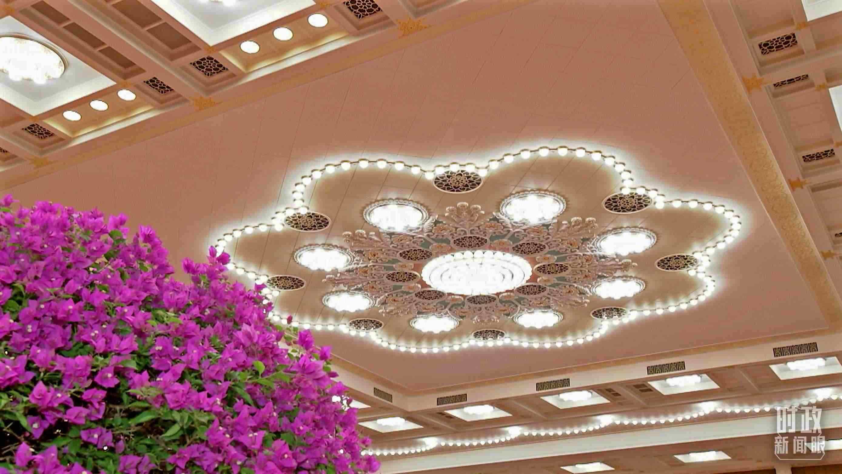 △人民大會(huì)堂宴會(huì)廳，華燈璀璨、鮮花綻放。