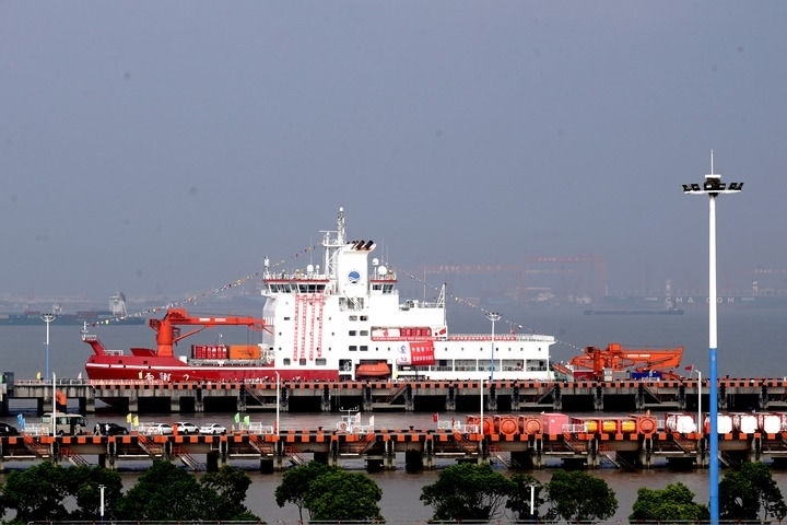 9月27日，“雪龍2”號極地科考破冰船停泊在中國極地考察國內(nèi)基地碼頭。當日，由自然資源部組織的中國第13次北冰洋科學(xué)考察隊乘“雪龍2”號極地科考破冰船返回上海，標志著中國第13次北冰洋科學(xué)考察任務(wù)圓滿完成。新華社記者 張建松 攝