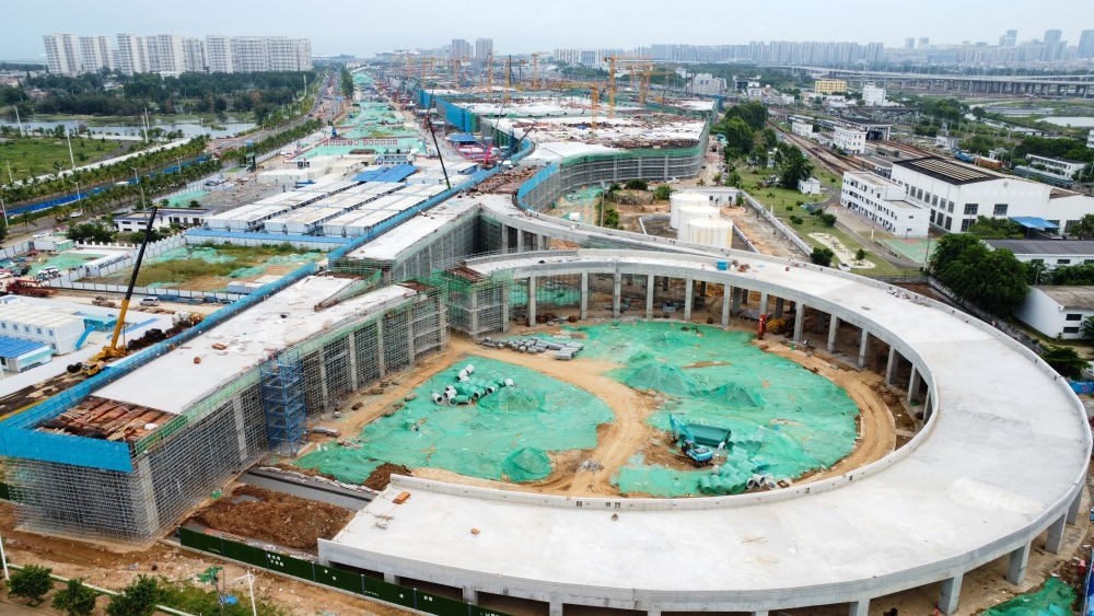 9月9日拍攝的海口新海港和南港“二線口岸”（貨運）集中查驗場所建設(shè)項目（無人機照片）。該項目是海南自貿(mào)港封關(guān)運作重點項目。新華社記者 楊冠宇 攝