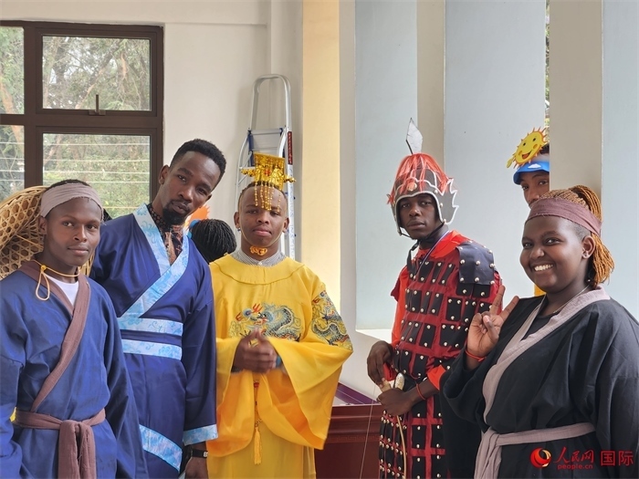 28日，肯尼亞內(nèi)羅畢大學(xué)孔子學(xué)院舉行“詩(shī)劇頌中秋，中肯共月明”中秋慶典，情景劇《嫦娥奔月》部分演員合影。人民網(wǎng)記者 黃煒鑫攝