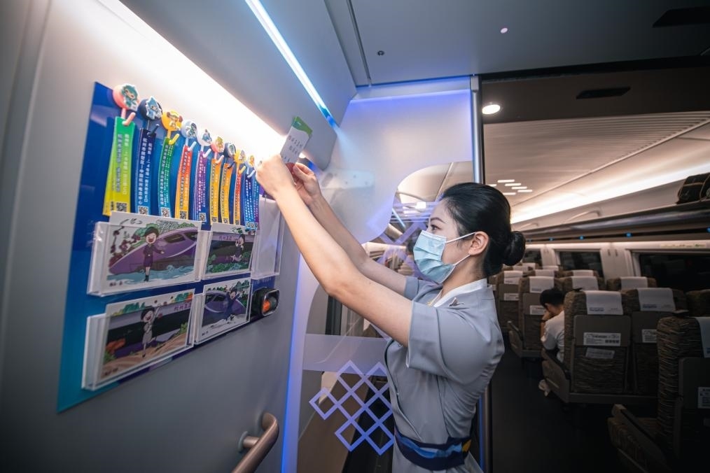 2023年9月16日，復(fù)興號(hào)亞運(yùn)智能動(dòng)車組列車正式載客運(yùn)營(yíng)。新華社記者 江漢 攝