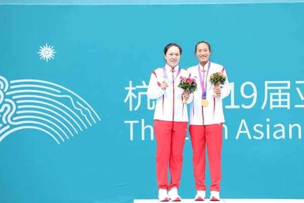 9月29日，鄭欽文(右)和朱琳在頒獎(jiǎng)儀式上合影。當(dāng)日，在杭州亞運(yùn)會(huì)網(wǎng)球女子單打決賽中，中國(guó)代表團(tuán)選手鄭欽文2:0戰(zhàn)勝隊(duì)友朱琳奪得冠軍。人民網(wǎng)記者 李乃妍攝
