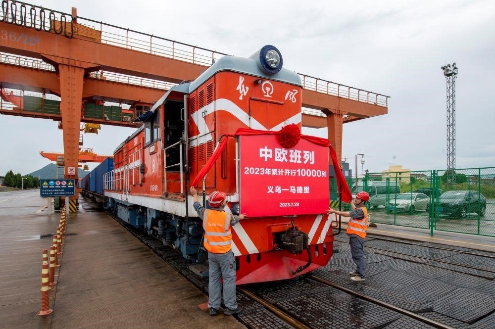 △2023年7月29日，滿載110個標(biāo)箱出口貨物的X8020次中歐班列從浙江義烏西站準(zhǔn)備啟程。