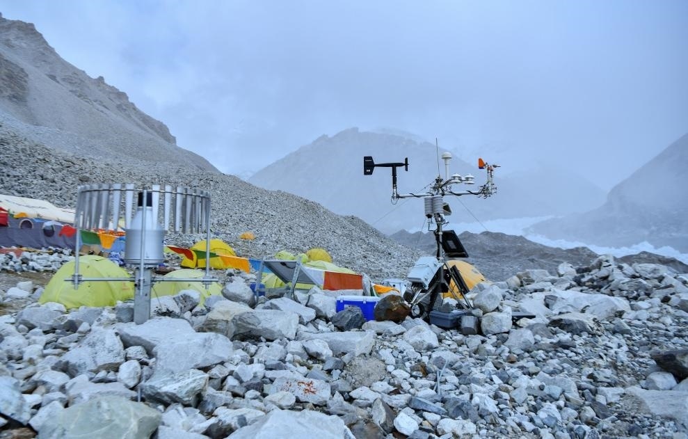 位于海拔5700米卓奧友峰前進(jìn)營地的自動(dòng)氣象站（9月29日攝）。新華社記者晉美多吉 攝