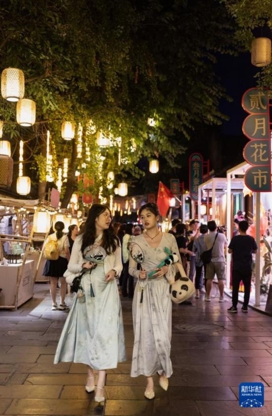 在成都寬窄巷子，兩位來自安徽的游客在新“十二月市”街區(qū)游覽（9月29日攝）。