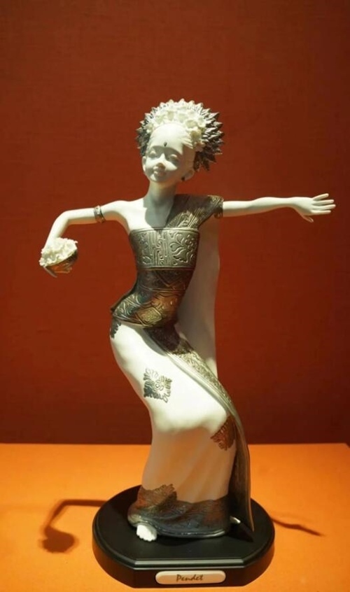 2013年10月，時任印度尼西亞總統(tǒng)蘇西洛贈送習近平主席的鑲錫瓷塑舞者。