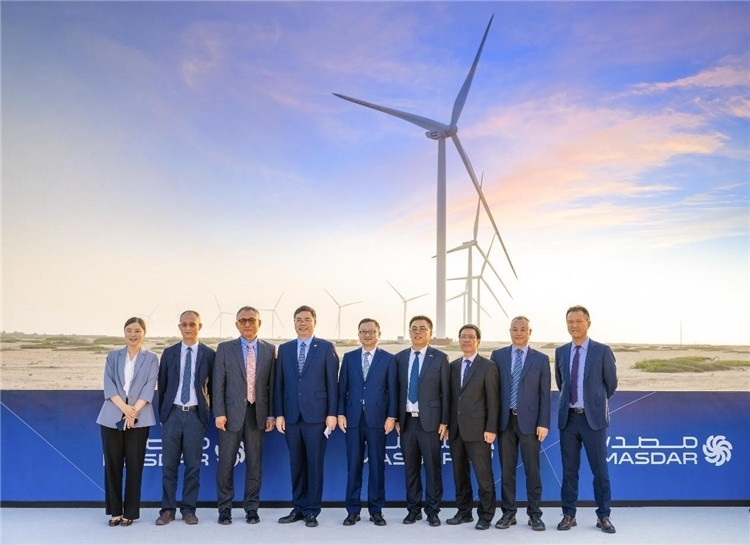 中方建設(shè)者在風(fēng)電場合影。中國電建供圖