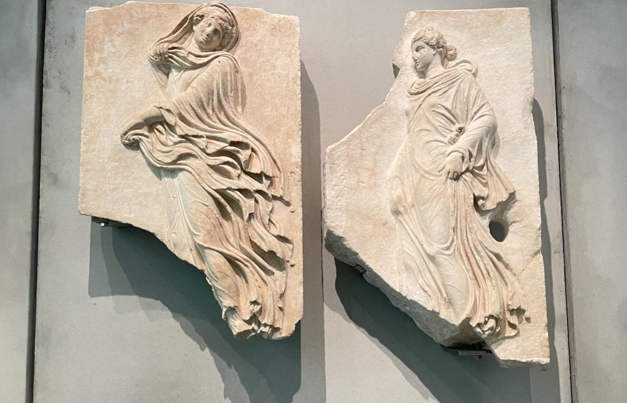 出自酒神劇場(chǎng)的浮雕，刻畫了舞者的形象。人民網(wǎng)記者 郭冠華攝