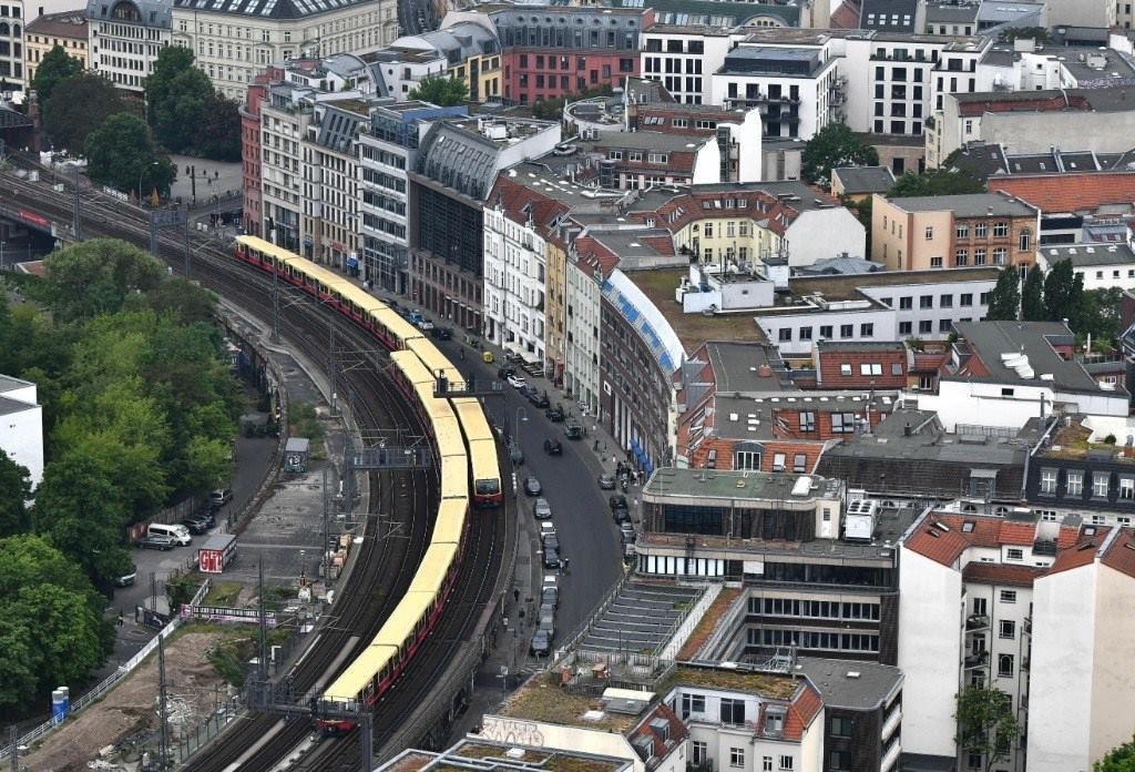5月23日，列車在德國柏林市區(qū)行駛。新華社記者任鵬飛攝