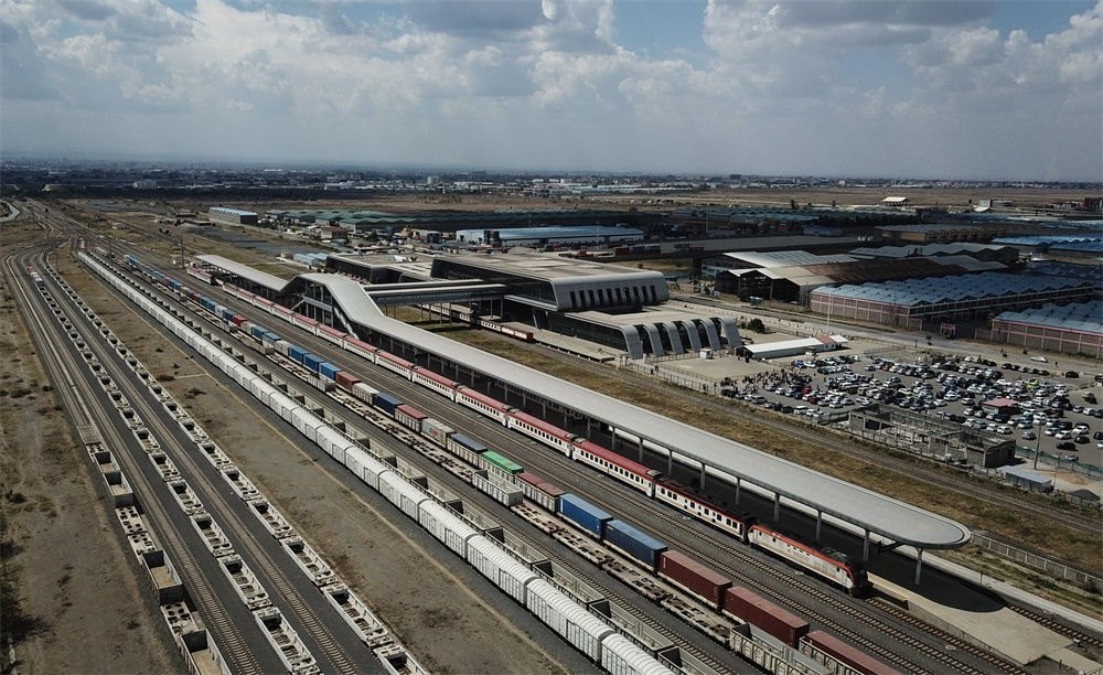 這是在肯尼亞首都內(nèi)羅畢拍攝的蒙內(nèi)鐵路內(nèi)羅畢站（9月20日攝，無人機(jī)照片）。新華社記者 韓旭 攝