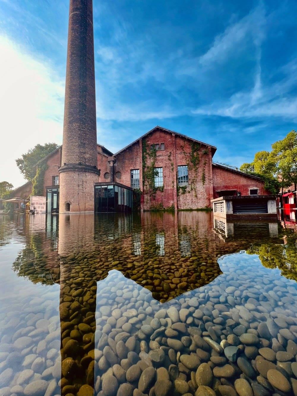 ↑景德鎮(zhèn)陶溪川文創(chuàng)街區(qū)一景（2023年5月15日攝）。