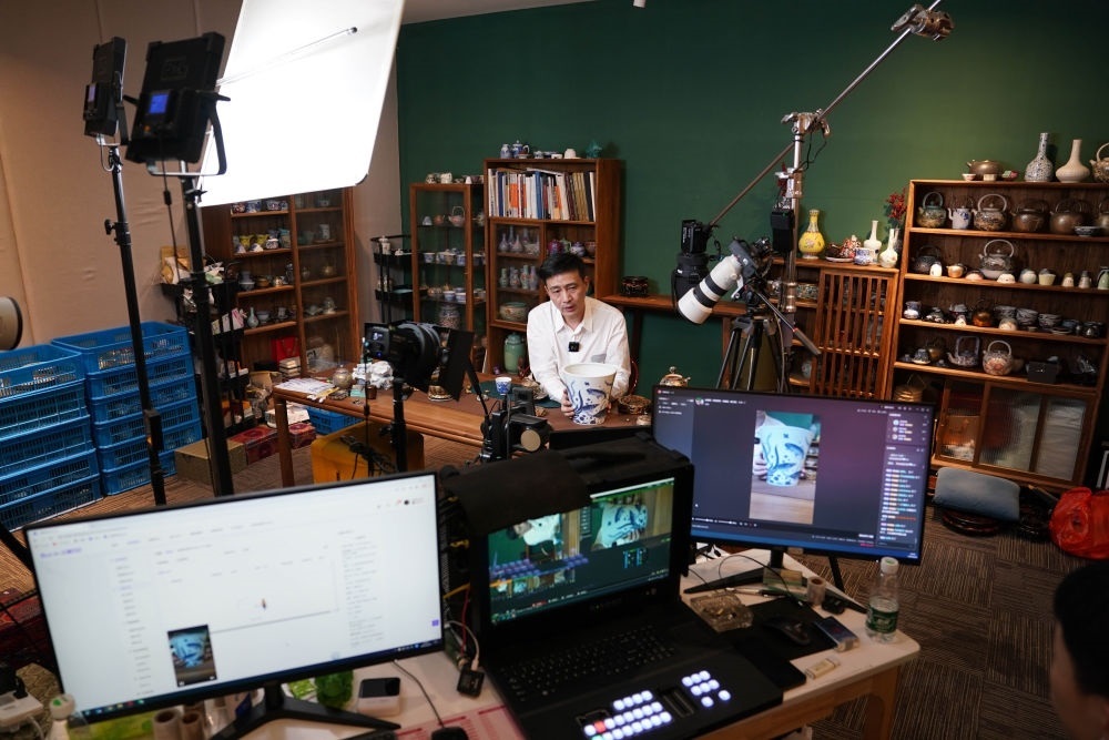 ↑在景德鎮(zhèn)，工作人員通過網(wǎng)絡(luò)直播推介陶瓷產(chǎn)品（2023年2月22日攝）。