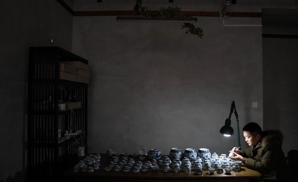 ↑ 2020年12月23日，手工陶瓷制作者在工作室檢測成品。