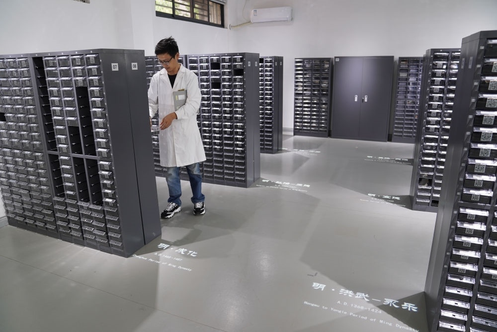 ↑工作人員在古陶瓷基因庫里工作（2023年5月16日攝）。