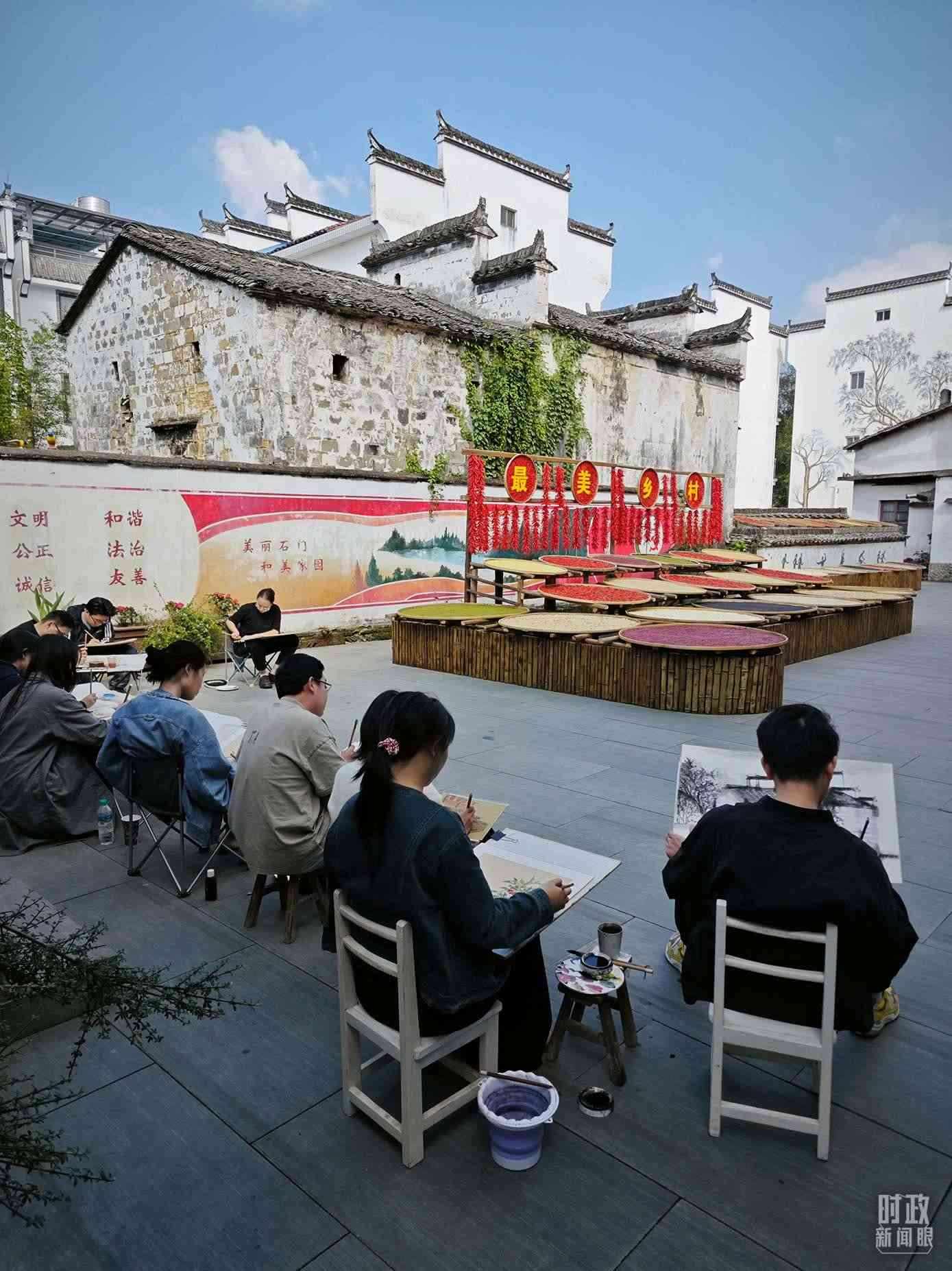 △來自中國美術(shù)學院的同學在石門村寫生。（總臺央視記者郁振一拍攝）