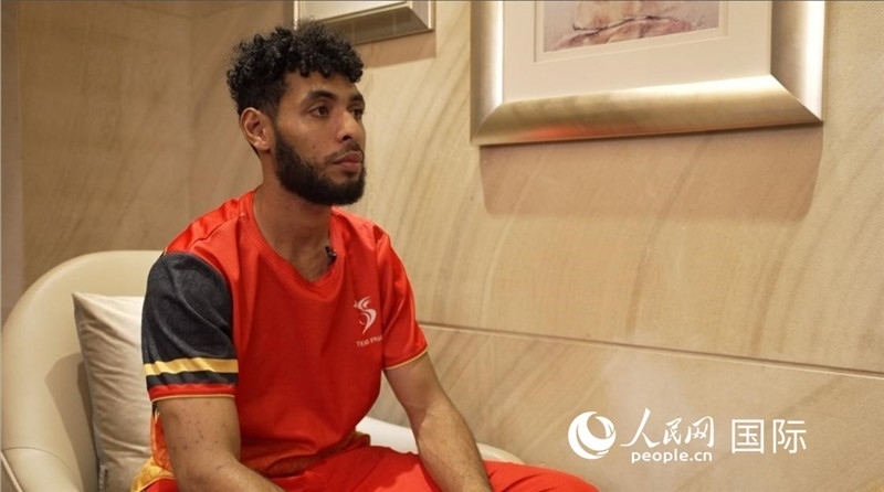 巴布亞新幾內(nèi)亞乒乓球國家隊隊員杰弗瑞·羅伊接受采訪。 人民網(wǎng) 彭昱凱攝