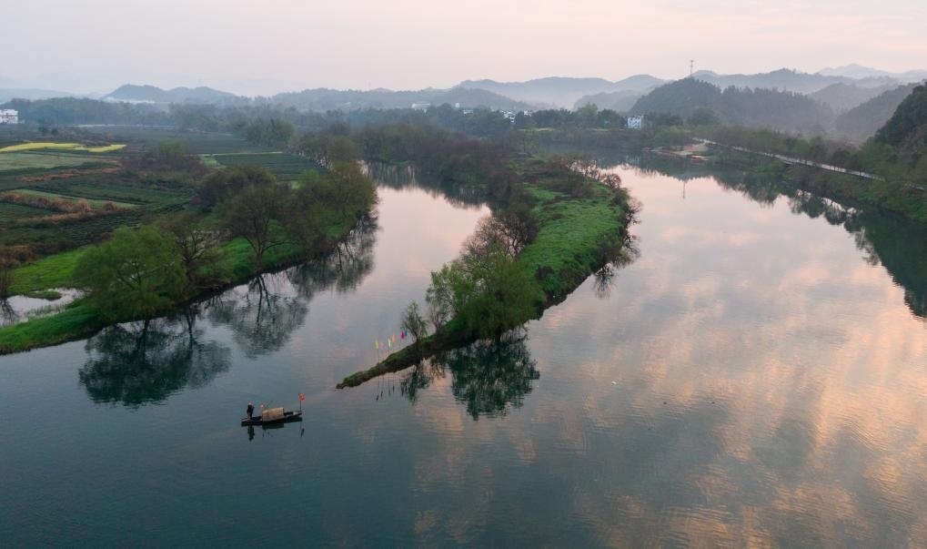 2021年3月15日拍攝的婺源月亮灣旅游公園，石門自然村坐落于此。新華社記者 胡晨歡 攝