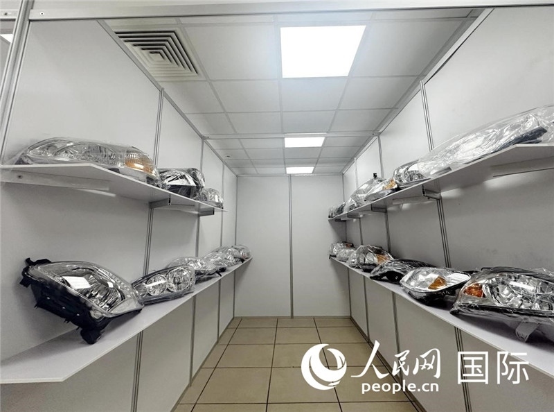 在位于莫斯科格林伍德國(guó)際貿(mào)易中心的浙江寧波優(yōu)質(zhì)商品展銷(xiāo)中心內(nèi)，展示著來(lái)自浙江寧波慈溪市的汽車(chē)配件樣品。人民網(wǎng)記者 申佳平攝