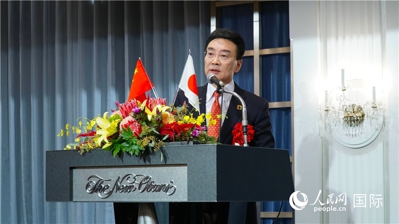 在日中國企業(yè)協(xié)會會長王家馴致祝酒詞。人民網(wǎng) 蔣曉辰攝
