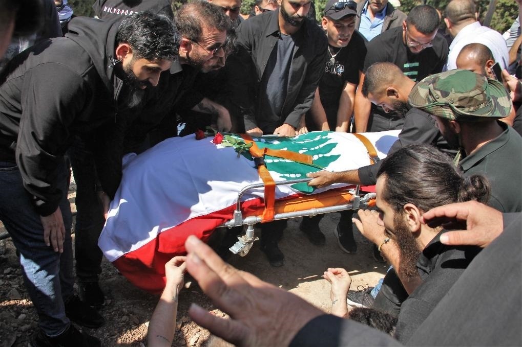 10月14日，黎巴嫩南部希亞姆鎮(zhèn)，黎巴嫩記者和民眾為在以色列轟炸中死亡的攝影記者伊薩姆·阿卜杜拉送葬。新華社發(fā)（塔希爾·阿布·哈姆丹攝）