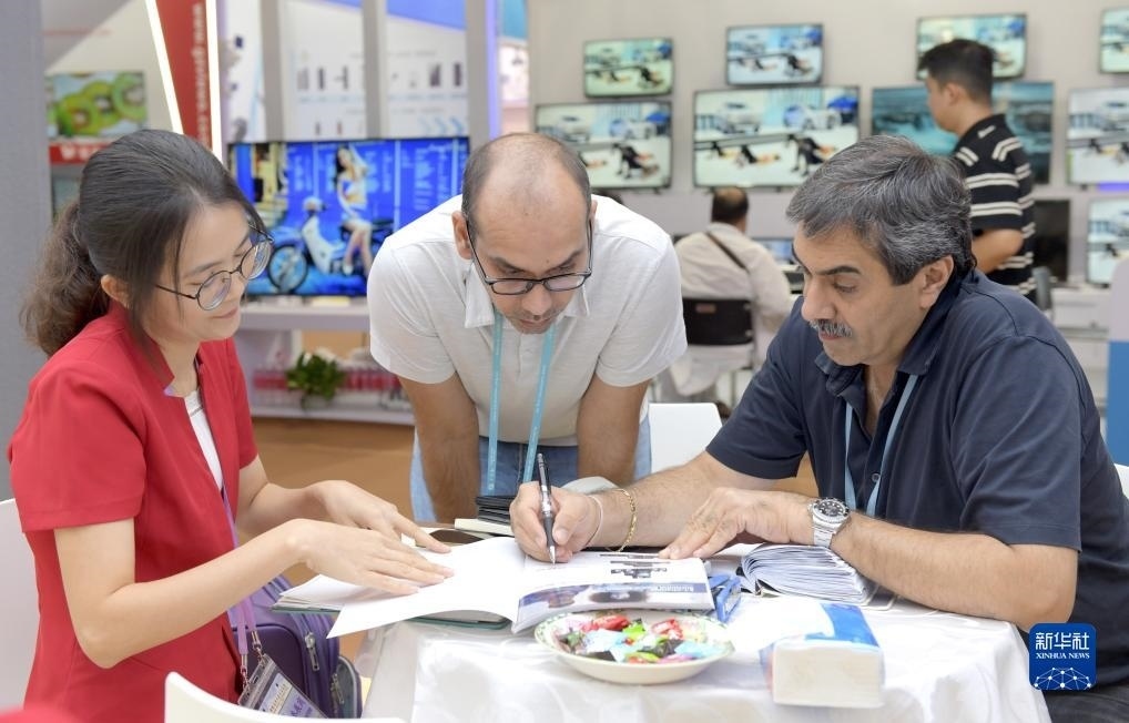 10月15日，客商在廣交會上洽談業(yè)務(wù)。新華社記者 盧漢欣 攝