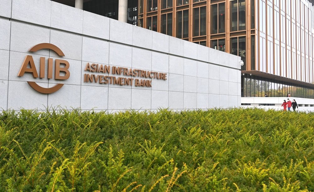 這是亞洲基礎(chǔ)設(shè)施投資銀行（亞投行）標(biāo)志（2021年10月25日攝）。新華社記者 李賀 攝