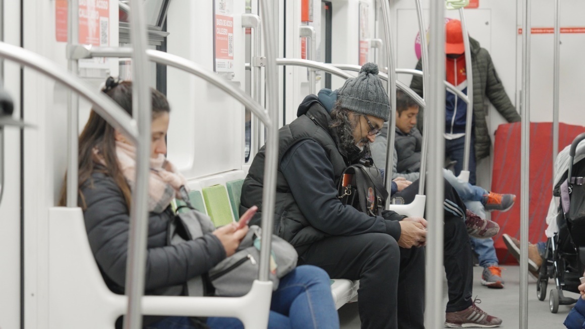 阿根廷布宜諾斯艾利斯市，乘客們乘坐A線地鐵從郊區(qū)前往市內(nèi)。人民網(wǎng)記者 張若涵攝