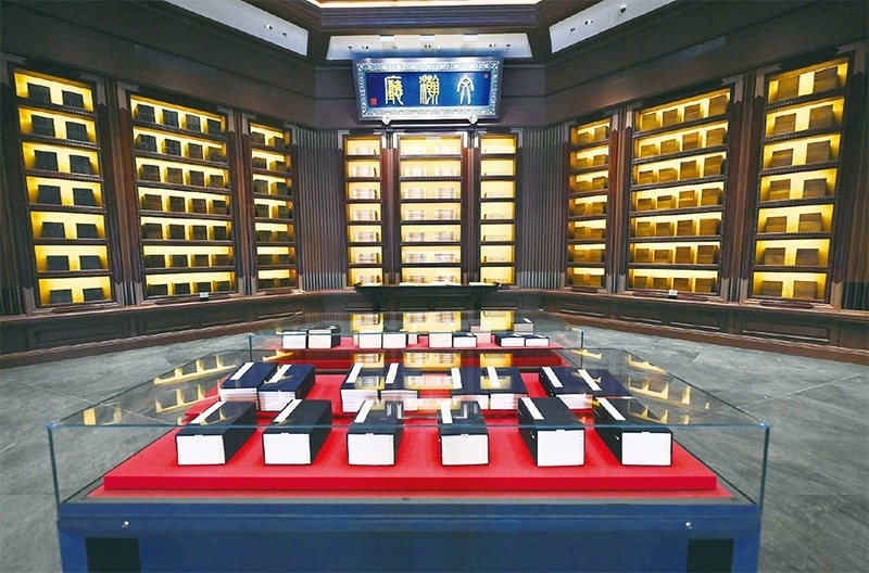 建設(shè)中國國家版本館，是以習近平同志為核心的黨中央作出的重大決策，是文明大國建設(shè)的基礎(chǔ)工程，是功在當代、利在千秋的標志性文化工程，充分體現(xiàn)了我們黨傳承發(fā)展中華文化的高度自覺、汲取歷史智慧更好走向未來的歷史主動。圖為2023年5月拍攝的中國國家版本館中央總館文瀚廳。 新華社發(fā)