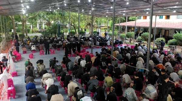 2349名電信網(wǎng)絡(luò)詐騙犯罪嫌疑人一次性移交我方。公安部供圖