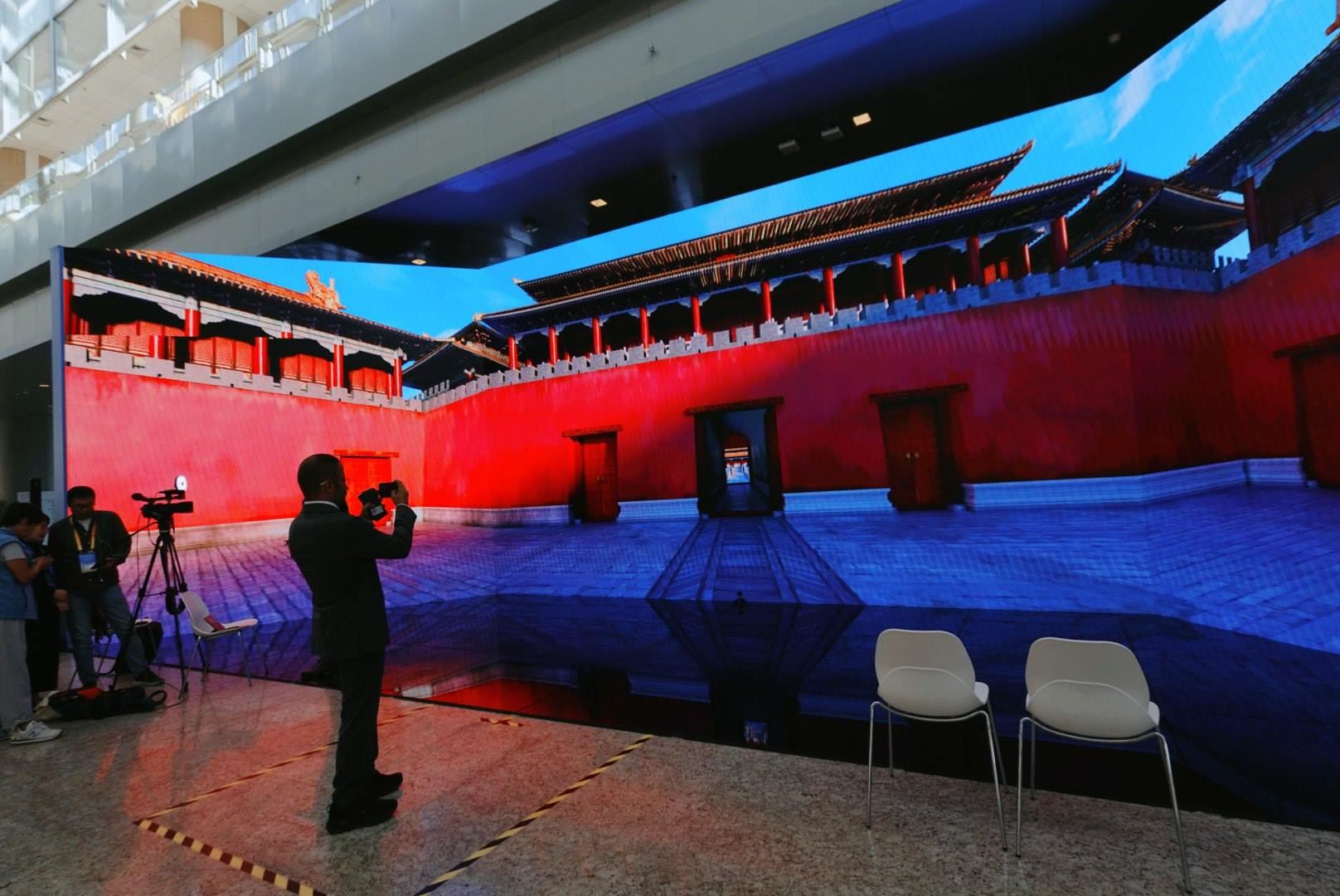 位于新聞中心的科技文化互動(dòng)展示區(qū)。人民網(wǎng)記者 許維娜攝