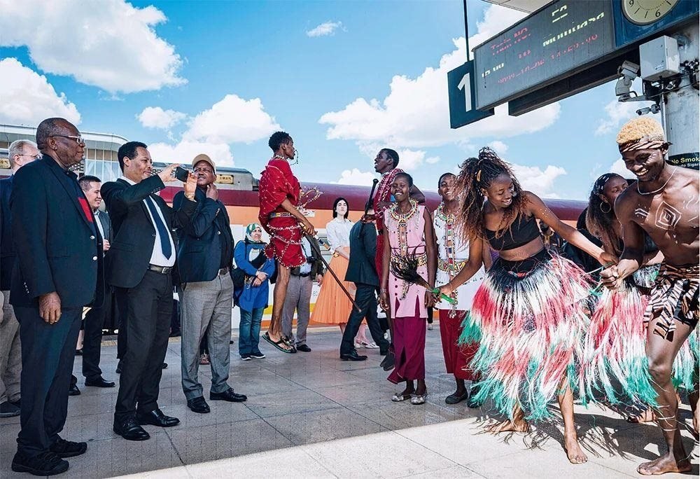 △2023年10月6日，多國駐肯使節(jié)在肯尼亞內(nèi)羅畢的蒙內(nèi)鐵路內(nèi)羅畢站觀看文藝演出。