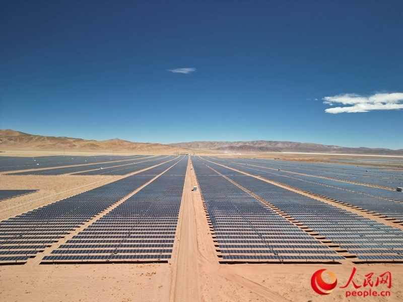高查瑞光伏電站次第排開的光伏板（局部）。人民網(wǎng)記者 張若涵攝