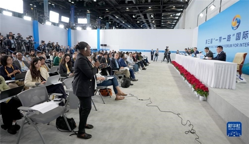 10月16日，第三屆“一帶一路”國際合作高峰論壇新聞中心在北京國家會議中心舉行首場吹風會，邀請自然資源部國際合作司和相關單位負責人介紹有關情況，并回答記者提問。新華社記者 王毓國攝