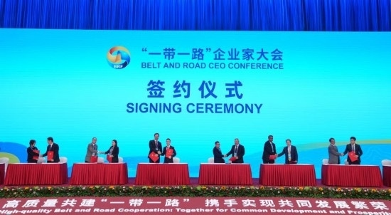 這是10月17日拍攝的簽約儀式現(xiàn)場。當(dāng)日，“一帶一路”企業(yè)家大會在北京召開。（新華社記者王毓國攝）