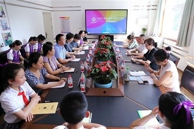 圖⑤：法治宣講結(jié)束后，重慶五中院組織召開(kāi)座談會(huì)，聽(tīng)取人大代表和朵力小學(xué)教師、家長(zhǎng)代表對(duì)法院未成年人保護(hù)工作的意見(jiàn)建議。