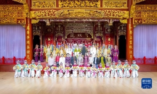  10月18日上午，國家主席習(xí)近平夫人彭麗媛邀請出席第三屆“一帶一路”國際合作高峰論壇的外方領(lǐng)導(dǎo)人夫人參觀中國工藝美術(shù)館（中國非物質(zhì)文化遺產(chǎn)館）。這是彭麗媛同外方領(lǐng)導(dǎo)人夫人與文藝演出演職人員合影。新華社記者 丁林 攝