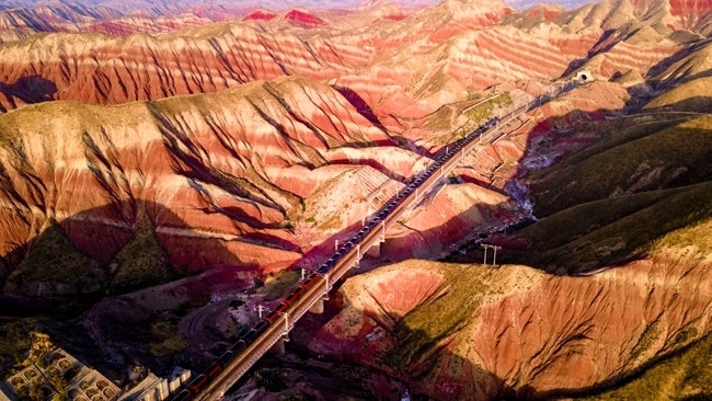 穿越丹霞地貌的火車。蘭州局集團(tuán)公司融媒體中心供圖