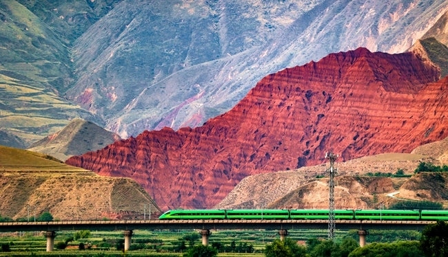 穿越丹霞地貌的火車。蘭州局集團(tuán)公司融媒體中心供圖