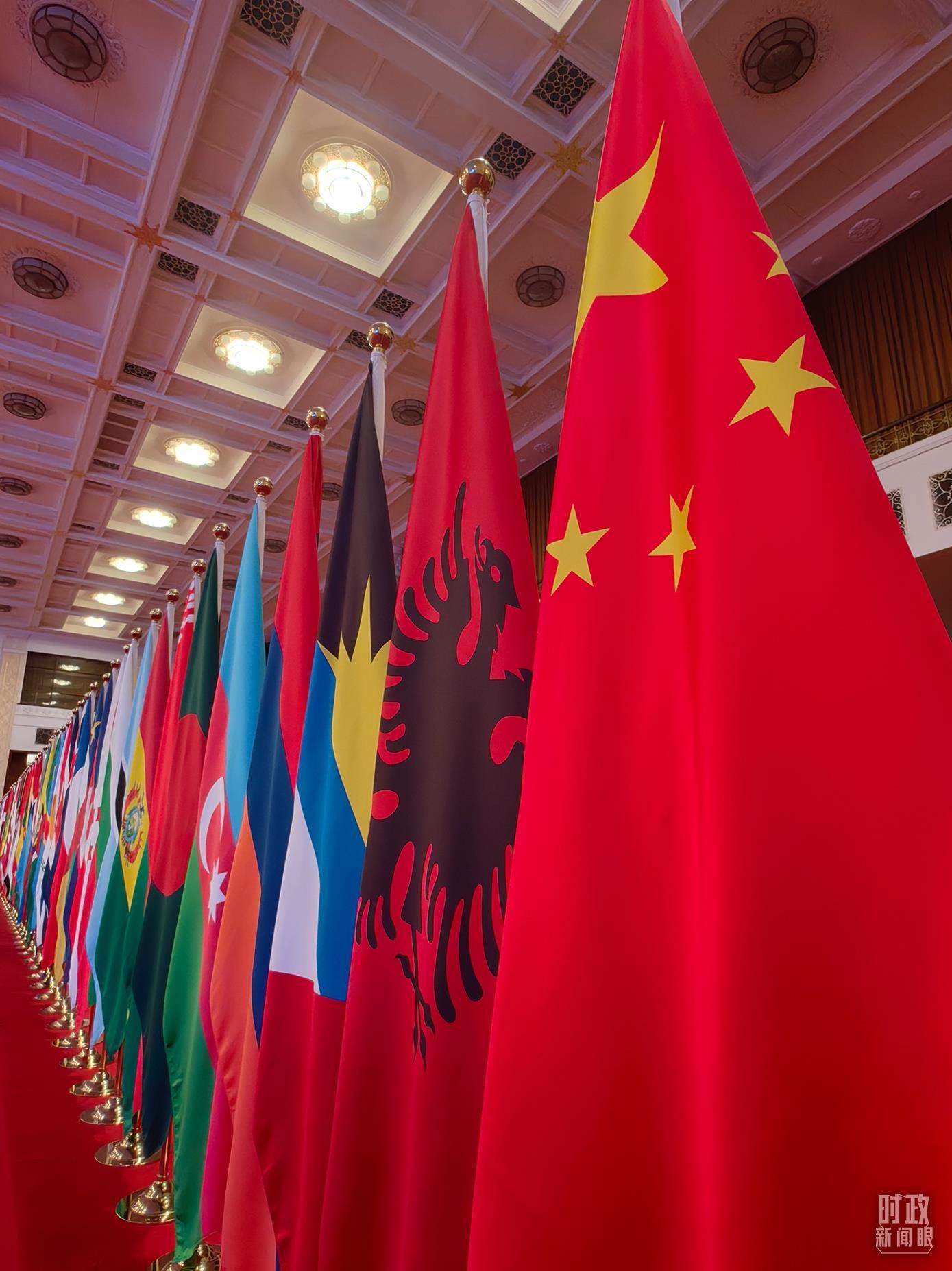 △開幕式會(huì)場(chǎng)內(nèi)整齊排列的旗幟。（總臺(tái)央視記者楊波拍攝）