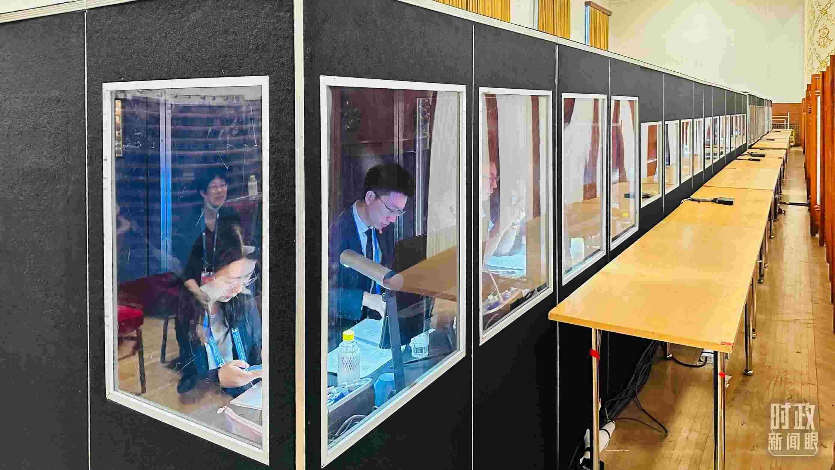 △開幕式現(xiàn)場(chǎng)的多語種同傳間。（總臺(tái)國(guó)廣記者時(shí)冉拍攝）