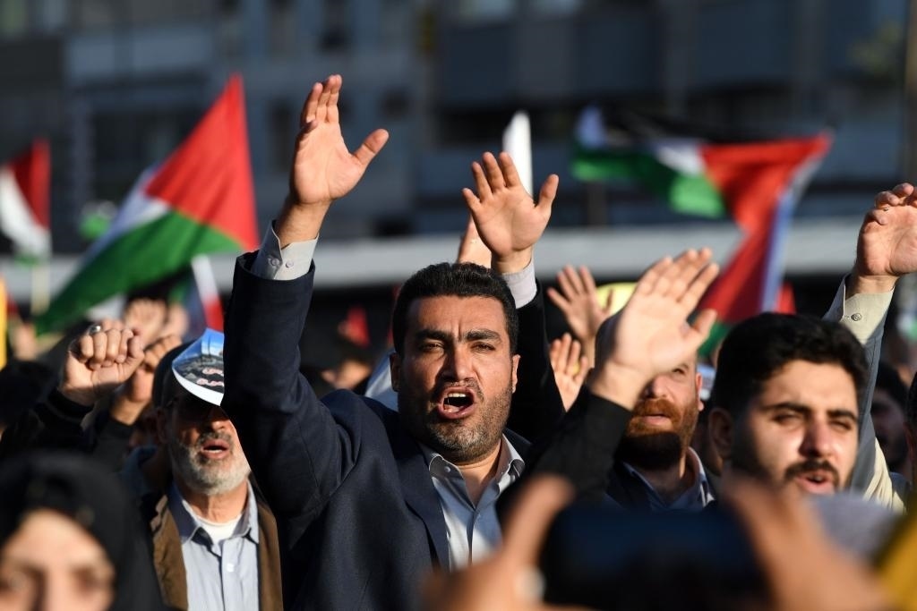 10月18日，人們?cè)谝晾实潞谔m舉行集會(huì)。當(dāng)日，突尼斯、土耳其、伊朗等多國民眾舉行集會(huì)，表達(dá)對(duì)巴勒斯坦人民的支持，并譴責(zé)針對(duì)加沙城醫(yī)院的襲擊。新華社記者 沙達(dá)提 攝