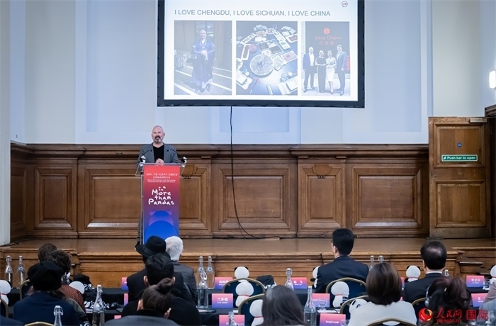 英國群英創(chuàng)意全球首席執(zhí)行官杰米·撒杰特在現(xiàn)場(chǎng)發(fā)言，分享如何進(jìn)一步提升四川旅游的國際影響力、吸引更多的英國游客。人民網(wǎng) 郭錦標(biāo)攝